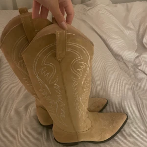 cowboy skor - Säljer dessa grymt snygga skorna då dom inte kommer till användning. Använda en gång ute. Fint skick, förutom att dom är lite svarta vid tårna (se bild 3) ❤️
