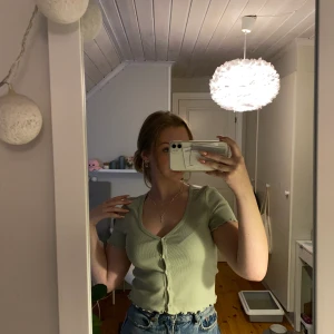 Topp från Vero Moda strl Xs - Jättefin topp från Vero Moda💚 har bara använt 1 gång och i fint skick💚 storlek Xs men passar absolut S också💚 inte min stil längre och därför jag säljer den💚 100kr men priset kan diskuteras, köparen står för frakten💚