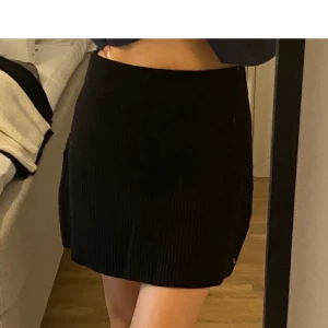 M - Lånad bild men exakt likadan stickad kjol från zara säljer då den är för stor men u fint skick 