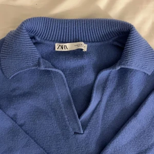 Zara Tröja - Säljer denna superfina trendiga tröjan från Zara! Med krage, V-ringad, I storlek M men sitter perfekt på mig som är S! Använd väldigt fåtal gånger!