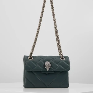 Kurt Geiger väska - Endast intressekoll!! Funderar på att sälja denna mini kurt Geiger väska då jag inte får någon användning av den längre. Köptes i januari i år men slutade använda under våren ungefär så inga defekter eller liknande. Köptes för 1945kr🥰