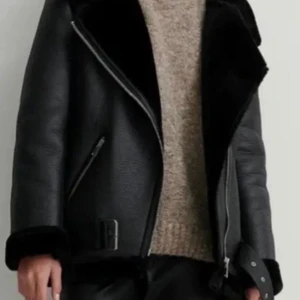 Bikerjacka från NA-KD - Jättefin vinterjacka från NA-KD, köpt förra vintern men knappt använd då den inte är min still, inga slitage eller likande på jackan💗 