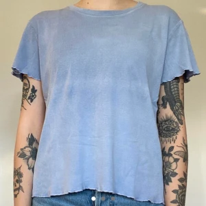 Brandy Melville T-shirt  - Blå T-shirt från brandy Melville   Använd men i bra skick   Storlek onesize (xs-s)  Pris kan diskuteras ☺️