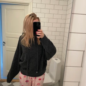 Stickad hoodie - Superfin stickad hoodie från hm, säljer då den inte andvänds. Skulle passa allt från xs till L då den är väldigt stretchig. Pris kan diskuteras💗
