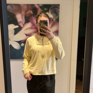 Hoodie barn - En gul hoodie med dragkedja i strl 170 men funkar som XS/S då den blir lite croppad. 