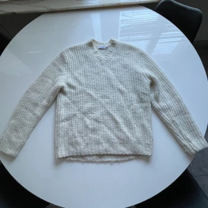 stickad tröja WEEKDAY - stickad tröja från weekday. storlek S men oversized så sitter som M/L skulle jag säga