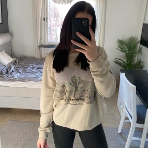 Sweatshirt med tryck  - Sweatshirt från Bershka, köpt på killavdelningen så den är ganska oversized. Fint skick och nästan oanvänd. 