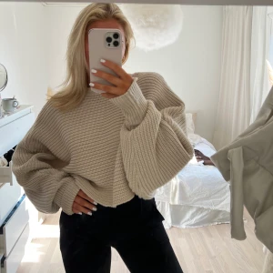 Stickad tröja  - Perfekt stickad tröja med öppen rygg, jättebra passform. Nyskick🫶🏻den är i storlek xxs/xs men den är oversized så den sitter perfekt på mig som brukar ha s/m i stickade tröjor 