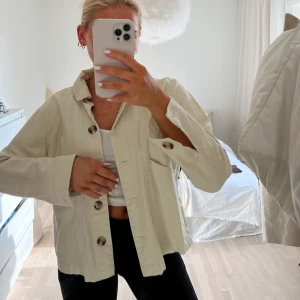 Jacka - Jättefin jacka som är helt oanvänd från monki, bra passform🫶🏻