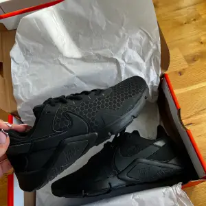 Skit snygga träningsskor från Nike. Helt svarta med diskret design. I storlek 7,5 vilket motsvarar 38,5. Säljer för att de ej passade mig i storlek. Köpta för 700kr från JD Sports