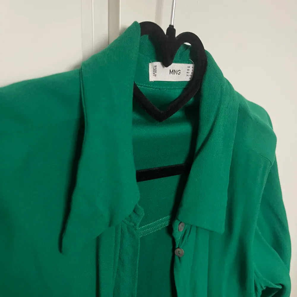 Mörkgrön skjorta från Mango, ord pris 400. Gröna färgen är finare i verkligheten.. Skjortor.