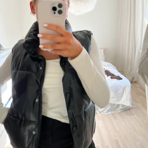 Väst - Fin väst ifrån zara🫶🏻 sitter bra på mig som är 161cm