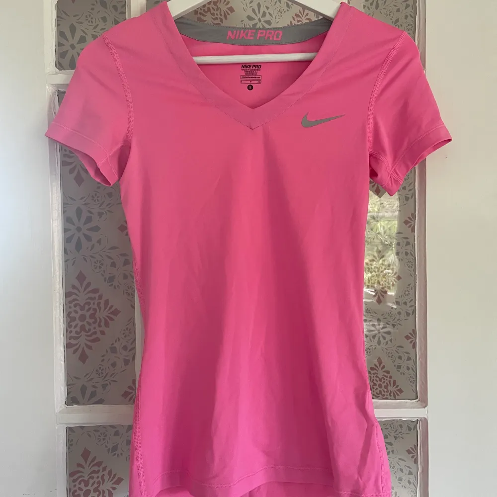 En fin, rosa träningstopp från ”Nike”, ej använd så i nyskick 😍 Storlek S!. T-shirts.