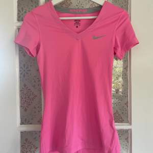 En fin, rosa träningstopp från ”Nike”, ej använd så i nyskick 😍 Storlek S!