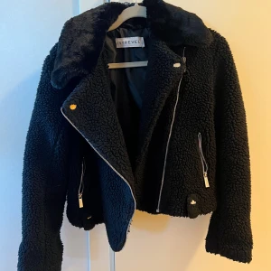 Jacka från Ivy Revel - Croppad snygg vinterjacka från Kenzas märke Ivy Revel, strl 36💛