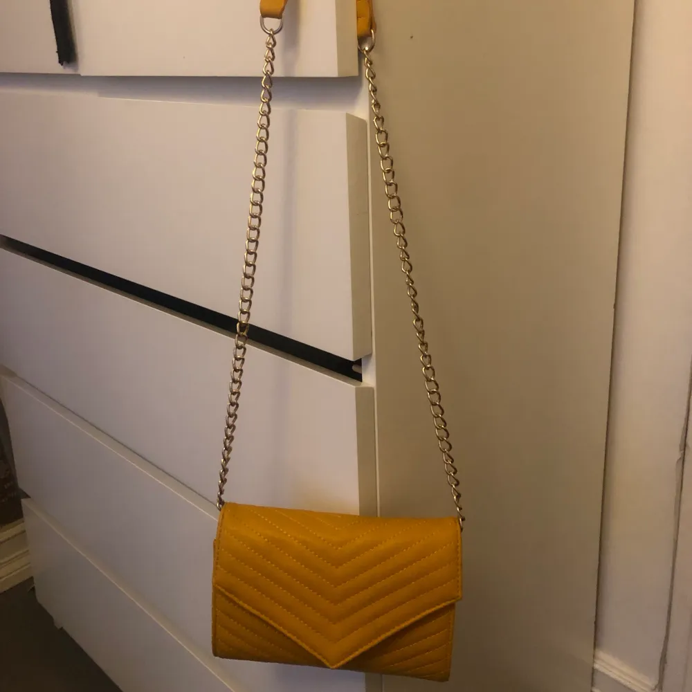 En gul väska som jag tror att jag köpte på gekås/Ullared 💛. Väskor.