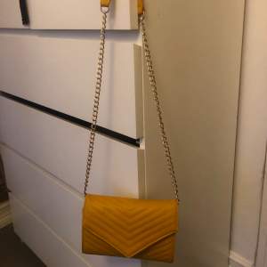 En gul väska som jag tror att jag köpte på gekås/Ullared 💛