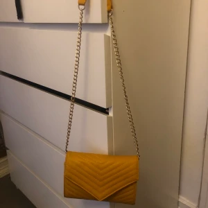Väska  - En gul väska som jag tror att jag köpte på gekås/Ullared 💛
