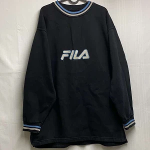 Fila sweatshirt - En Fila tröja i helt okej skick dock lite nopprig, storlek XXL. (Obs frakt ingår ej i priset)