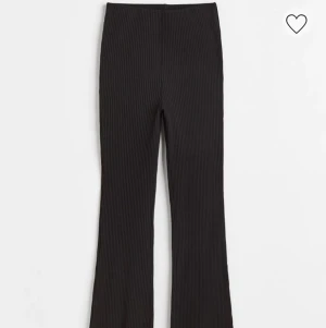Ribbade leggings storlek M - Ribbade svarta leggings från hm i storlek M. Utsvängda nertill. använda en gång. Nypris i butik 199kr. Säljer vidare för halva priset då de är för stora för mig. 