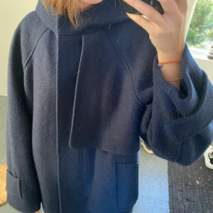 Cos jacka  - Säljer den super populära Cos jackan! Superfint skick, endast andvänd ett fåtal gånger. Storlek S. Möts helst upp 