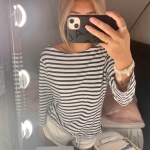 Randig tröja  - Fin randig tröja står ingen storlek men passar mig som bruka ha S. 