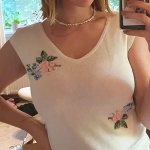Vintage väst/topp i strl S - Väst/topp köpt second hand och i fint skick. Har supersöta broderade blommor med små pärlor på, både fram och bak!! I storlek S🙏