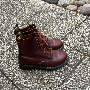 Dr Martens - Säljer mina dr martens strolek 40. Jättefint skick då jag använt dom bara några fåtal gånger. Originalpris ca 1500kr säljer för 850kr. Skorna är storlek 40 men passar även 39.