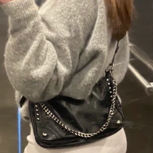 Väska zara - Säljer denna zara väskan som är i bra skick men använt en del! Får ej användning av den längre därför säljer jag 💕💕💕