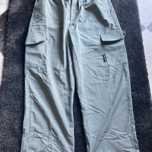 Cargo byxor  - Ett par cargo byxor från ASOS i storleken L.  Dom är i bra skick och har endast användts ett få tal gånger. 