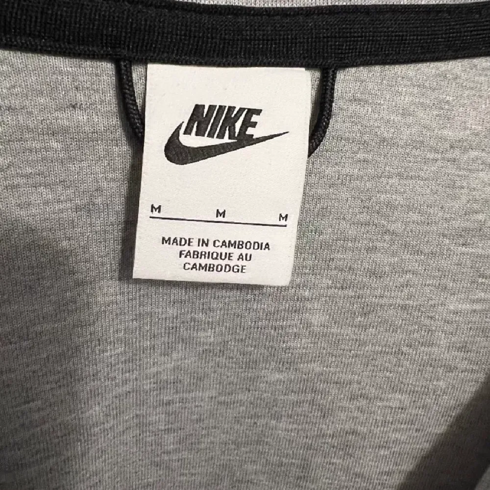 En helt oanvänd tech fleece, fick den som en present men den passade inte och det är därför jag vill sälja den. . Tröjor & Koftor.