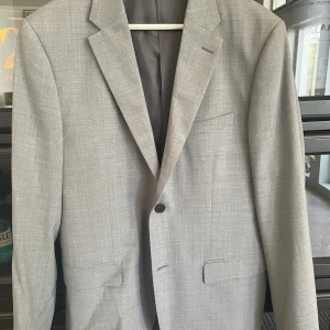 Kavaj - En kavaj från H&M som är i storlek M. Den är nästan helt ny och har använts en gång så den är som ny. Kan gå ner lite vid snabb affär. 