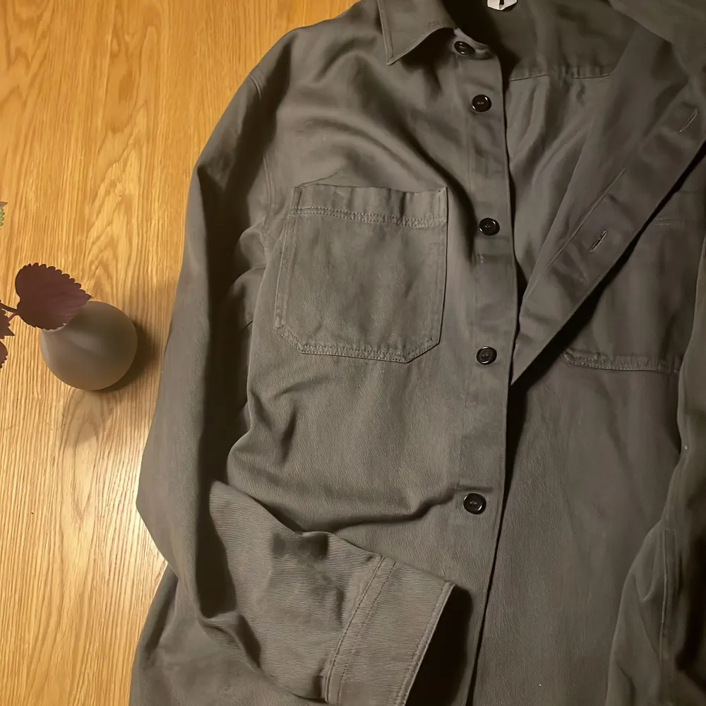 Sjukt najs olivgrön overshirt från arket. Pris kan diskuteras vid snabb affär! 😁. Takit.