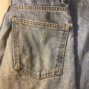 Bootcut jeans Zara - Säljer dessa supersnygga bootcut jeans från Zara, då de tyvärr blivit för stora för mig. Supersnygga nedtill med slits. Storlek 34, men skulle säga att de passar personer med storlek 36 också (beroende på passform). Säljes för 150 kr