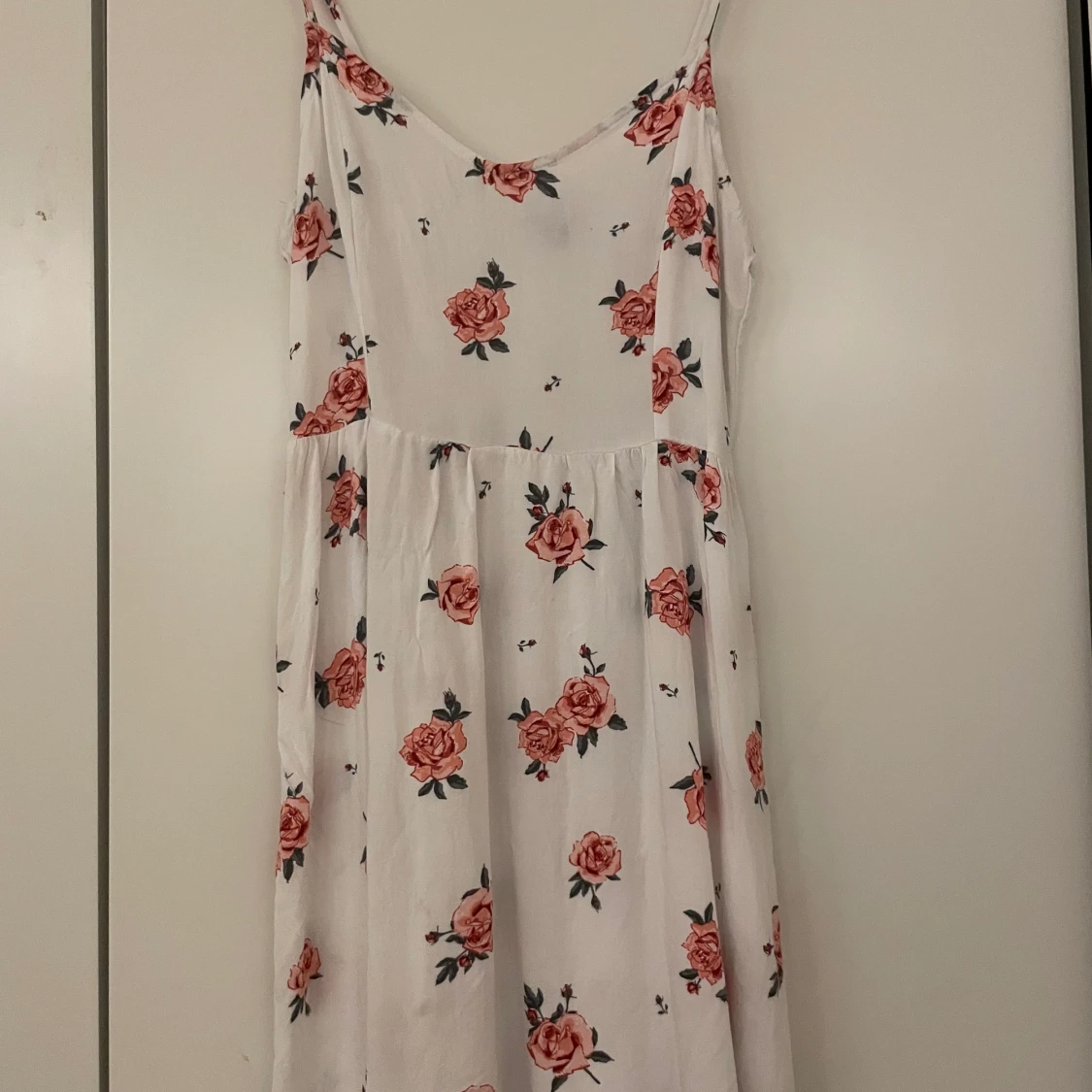 Vitblommig klänning