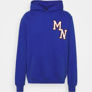 Mennace huvtröja - Säljer min helt oanvända Mennace huvtröja, då den aldrig kommit till använding. Superfin och mysig inför hösten. Köpt för 449 kr, men säljes för 200 kr. I storlek s