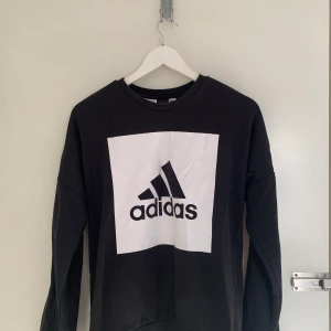 Addidas tröja  - Addidas tröja, använd få tal gånger. Barn i storlek 160 eller vuxen xs till s kan ha tröjan. 