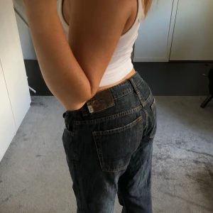 lågmidjade vans byxor - säljer dessa lågmidjade byxor då de är för stora för mig, de är uppsyda & sydda på sidan för att göra midjemåttet mindre, men de går lätt att sprätta upp eller sy om, säljer de för 175kr + frakt. Jag är 163cm! 