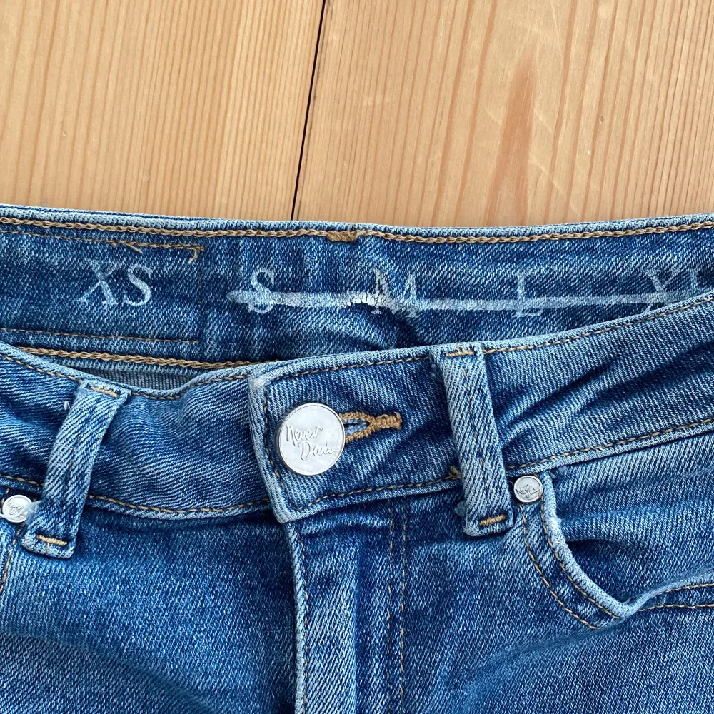 Blåa jeans i bra skick från Bikbok, köpt för 600kr säljer för 200kr. Köpta för nått år sen men ser oanvända ut. Storlek XS men passar till S för dom är väldigt stretchiga💓. Jeans & Byxor.