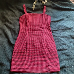 Röd klänning Newyorker - En fin röd klänning från new yorker. Bältet till fattas.  Fint skick. 