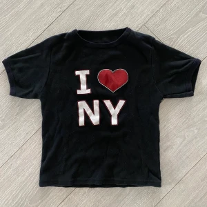 Babytee  - Säljer en t-shirt. Croppad, sitter som S, passar mindre M också:) fint skick köpare står för frakt💗