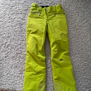 J.Lindeberg skidbyxor  - Säljer dessa j.Lindeberg skidbyxor för att dem inte kommer till användning. Knappt använda. 