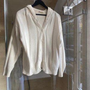 Stickad hoodie  - Sååå fin men kommer aldrig till användning :( 