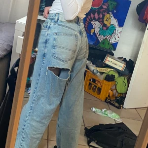 Jeans - Baggy jeans med ett hål precis nedanför rumpan. Supersnygga och bekväma! Sparsamt använda 