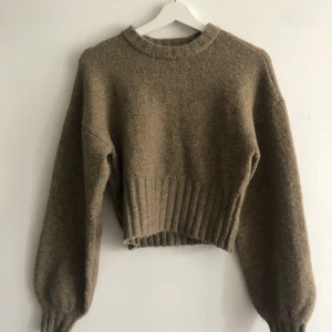 Brun tjocktröja från Na-kd - Superfin och mjuk tjocktröja men som tyvärr inte kommer till användning längre.  Den sitter tightare under bysten som ger en jättefin siluett.