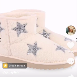 Uggs med stjärnor - Säljer nu dessa söta uggs med stjärnor på då de ej kommer till använding längre, nypris 1200kr, säljer för 450kr plus frakt, bra skick❤️🫶🏼ljusrosa/beige färg med silverstjärnor, har vanligtvis strl 38 i skor men dessa är i strl 39 och passar mig perfekt!