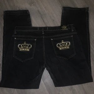 viktoria beckham jeans y2k 90s  - snygga viktoria beckham jeans, älskar dem men kommer inte till användning. skulle säga att de är i storlek 32) liten blå fläck.