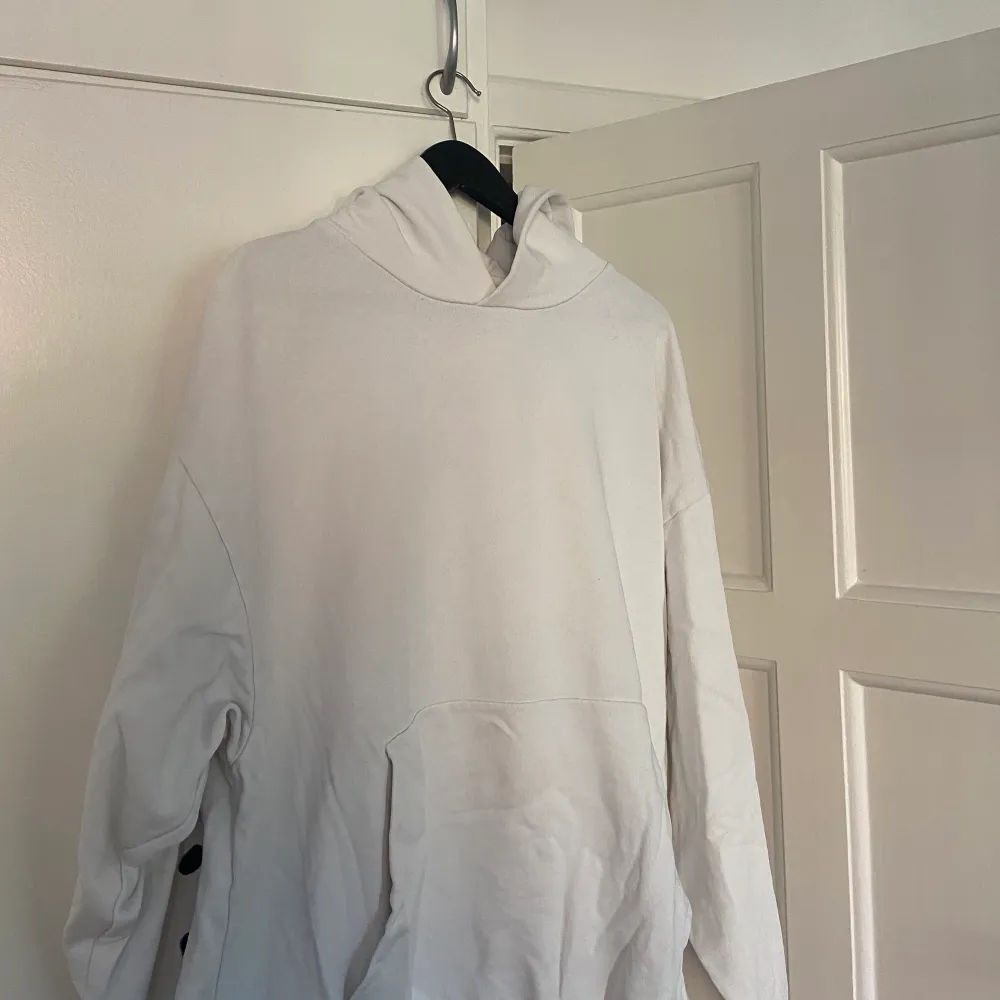 Vit oversized hoodie, passar L/XL med tryck i ryggen. Org.pris 400 kr  Frakt tillkommer. . Hoodies.