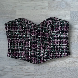 Fest topp - Super snygg korsett topp köpt från zara i såå fina färger. Använd kanske tre gånger och har nu inte kommit till användning på ett tag så säljer den istället! 💕