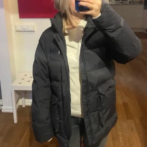 Vinterjackan  - Säljer min fina helly Hansen jacka då jag har hittat en annan jacka den är i bra skick och är jätte snygg💕